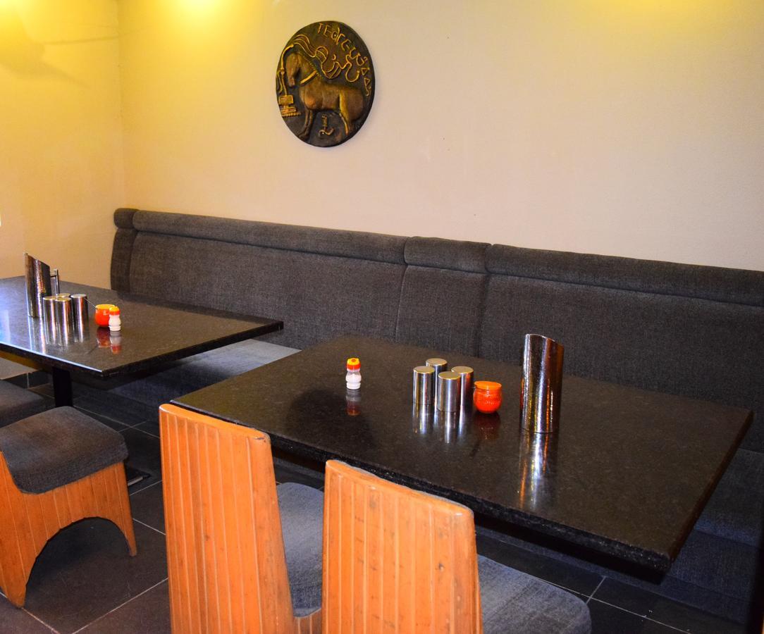 אויאיין Hotel Chandragupta מראה חיצוני תמונה