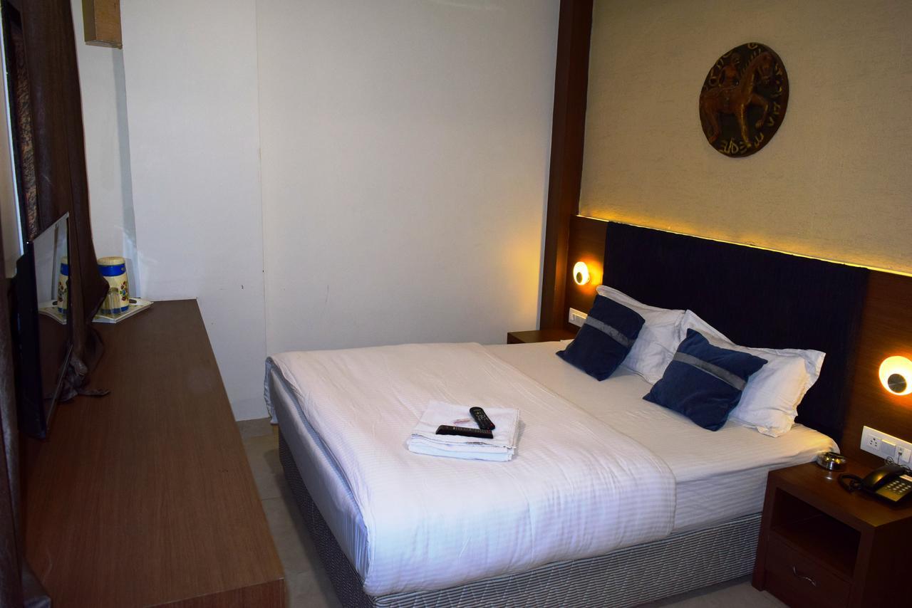 אויאיין Hotel Chandragupta מראה חיצוני תמונה